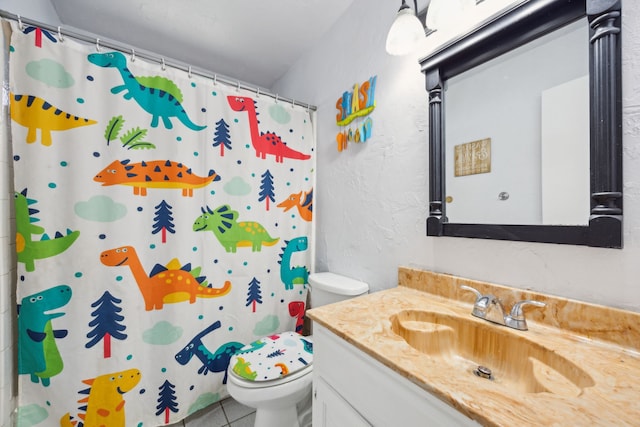 full bathroom featuring a textured wall, toilet, vanity, a shower with curtain, and tile patterned floors