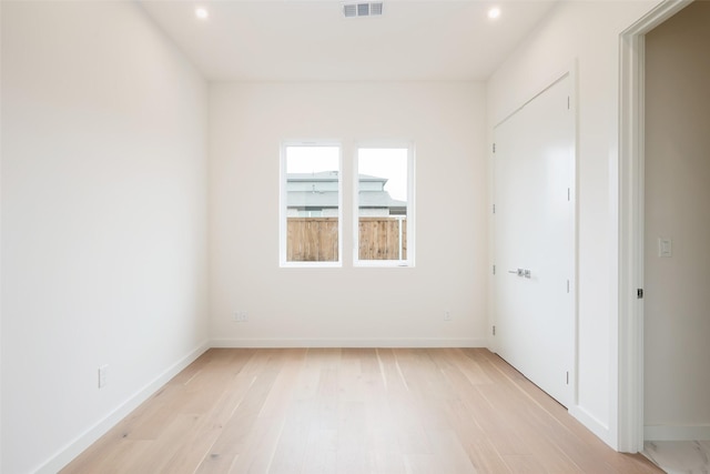 unfurnished bedroom featuring light wood finished floors, visible vents, recessed lighting, and baseboards