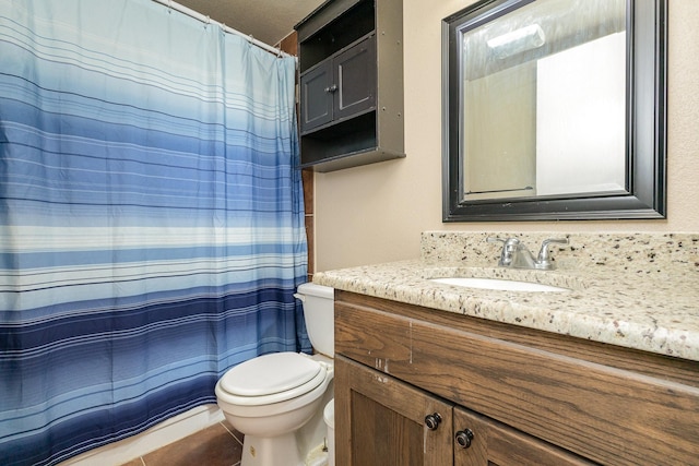 full bathroom featuring a shower with curtain, vanity, and toilet