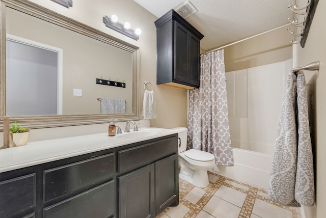 full bathroom featuring shower / bath combination with curtain, visible vents, toilet, vanity, and a textured ceiling