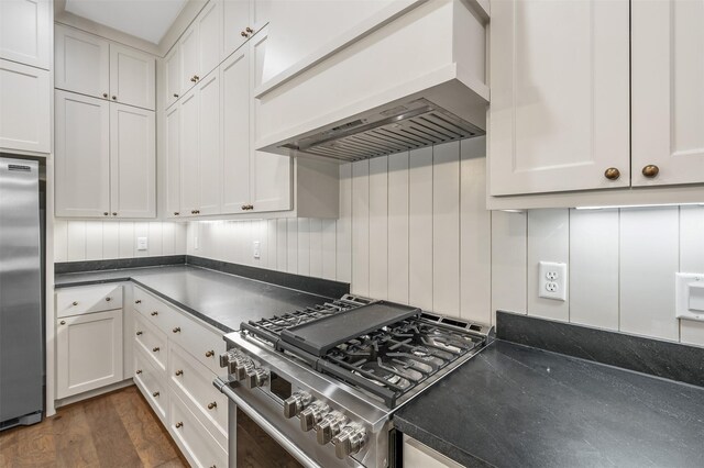 4618 Flat Creek Cv, Tyler, TX 75703 - kitchen featuring stainless steel appliances, custom range hood, dark countertops, white cabinets, and dark wood-style flooring