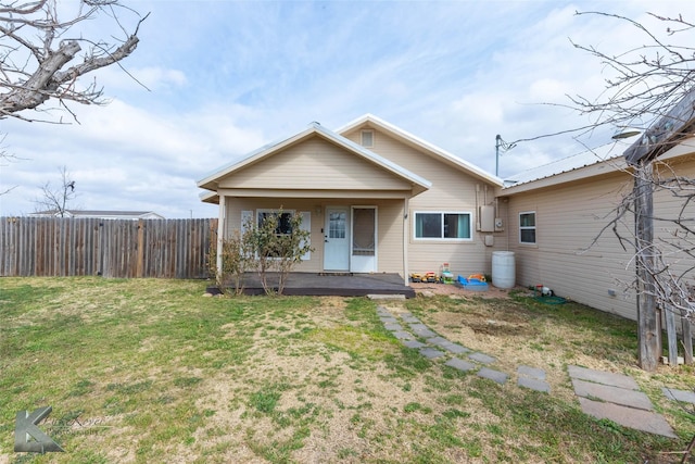 view of front of property featuring a porch, fence, and a front lawn