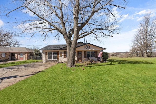 view of front facade with a front lawn and fence