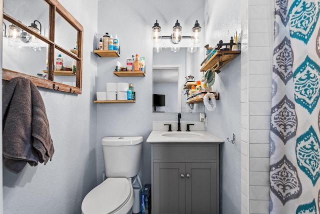 full bath featuring toilet, a shower with curtain, and vanity