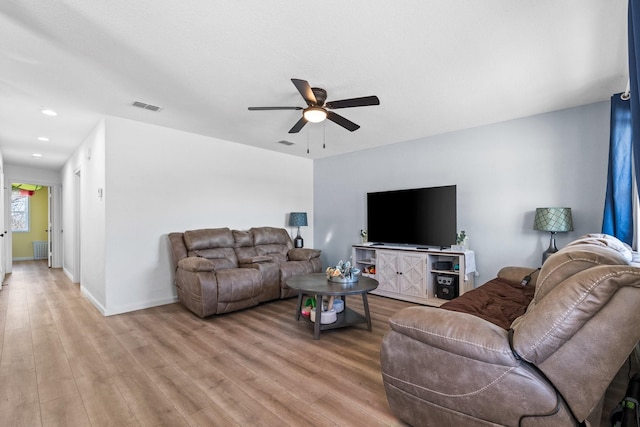 living area featuring light wood finished floors, recessed lighting, visible vents, ceiling fan, and baseboards