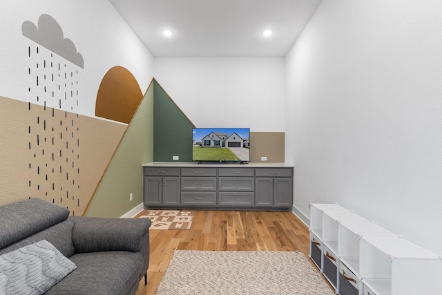 living room with light wood-type flooring, recessed lighting, and baseboards