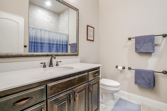 full bathroom featuring toilet, baseboards, a shower with shower curtain, and vanity