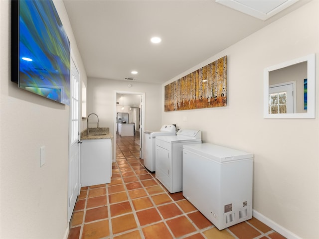 laundry room with recessed lighting, visible vents, a sink, independent washer and dryer, and baseboards