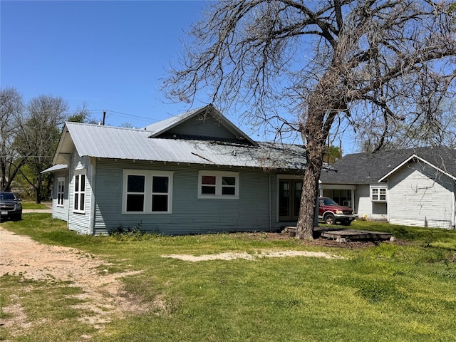 view of front of house featuring a front yard