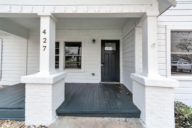 property entrance featuring a porch