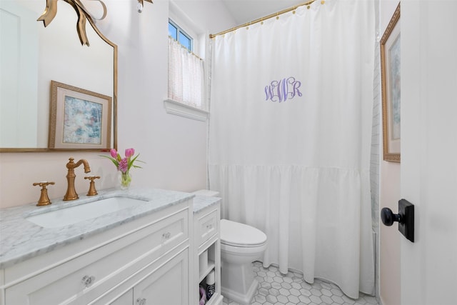 full bath featuring tile patterned flooring, a shower with shower curtain, vanity, and toilet