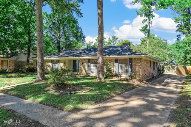 view of front of home featuring brick siding and a front lawn