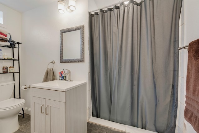 full bath featuring a shower with shower curtain, vanity, and toilet