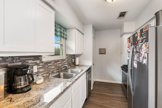 kitchen featuring dark wood-type flooring, a sink, visible vents, white cabinetry, and appliances with stainless steel finishes