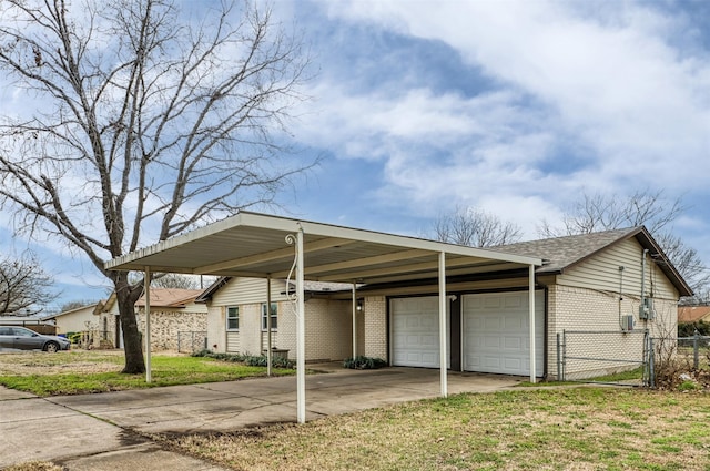 view of front of property featuring brick siding, a gate, fence, a carport, and a front yard