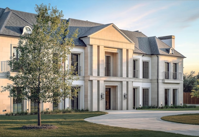 view of front of property featuring a front yard and driveway