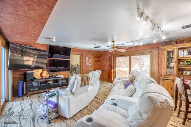 living area featuring wallpapered walls, visible vents, washer / clothes dryer, and ceiling fan