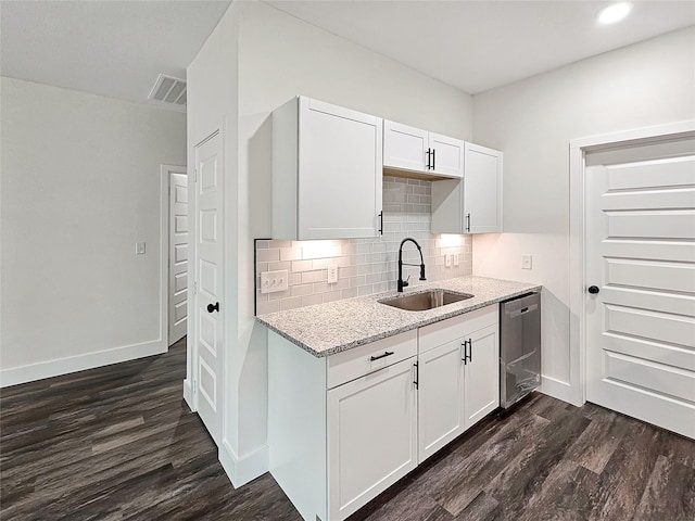 kitchen with visible vents, dishwasher, dark wood-style floors, backsplash, and a sink