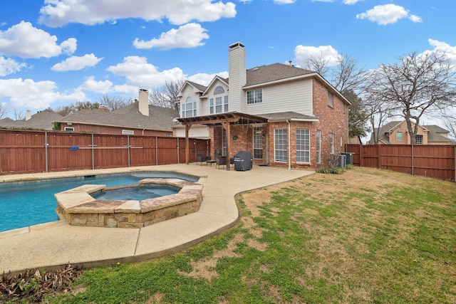 view of swimming pool featuring a fenced backyard, a pool with connected hot tub, a lawn, a pergola, and a patio area