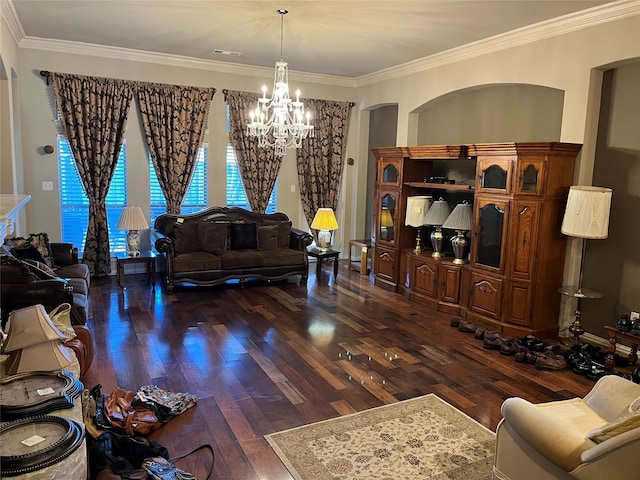 living area with dark wood-style flooring, an inviting chandelier, visible vents, and crown molding