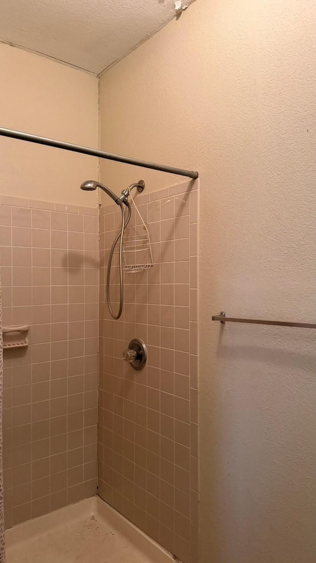 bathroom featuring a tile shower