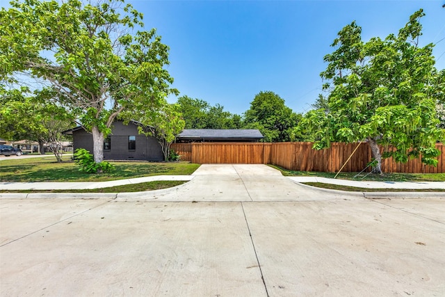 view of front of house featuring a front yard and fence