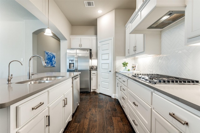 kitchen featuring a sink, visible vents, appliances with stainless steel finishes, dark wood finished floors, and custom range hood