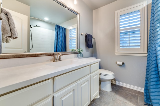 full bathroom featuring a shower with shower curtain, toilet, vanity, and baseboards