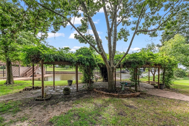 view of yard featuring a water view