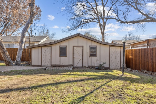 view of outdoor structure featuring a fenced backyard and an outdoor structure