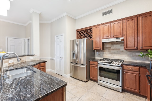 kitchen with stainless steel appliances, visible vents, decorative backsplash, a sink, and under cabinet range hood