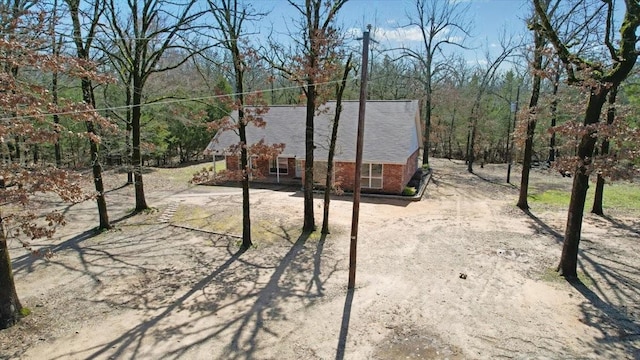 view of yard with driveway