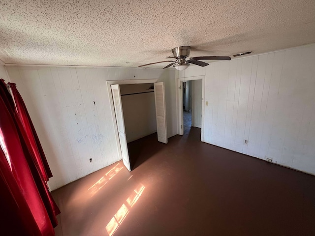 unfurnished bedroom featuring visible vents, a ceiling fan, concrete flooring, a textured ceiling, and a closet