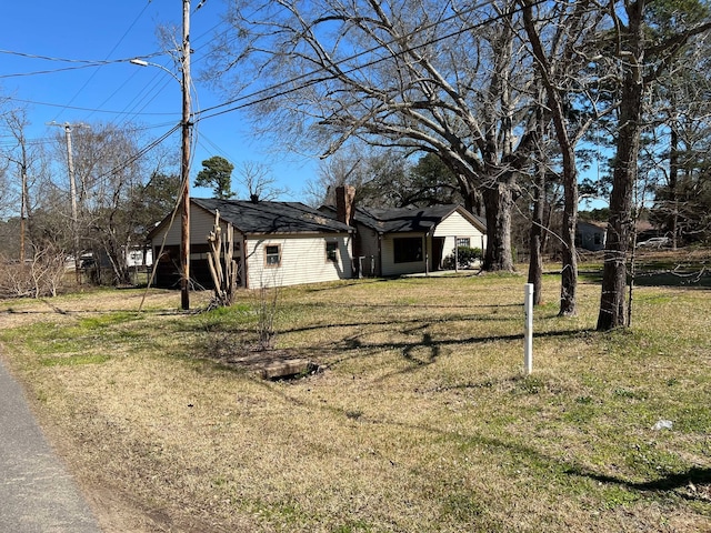 view of yard with driveway