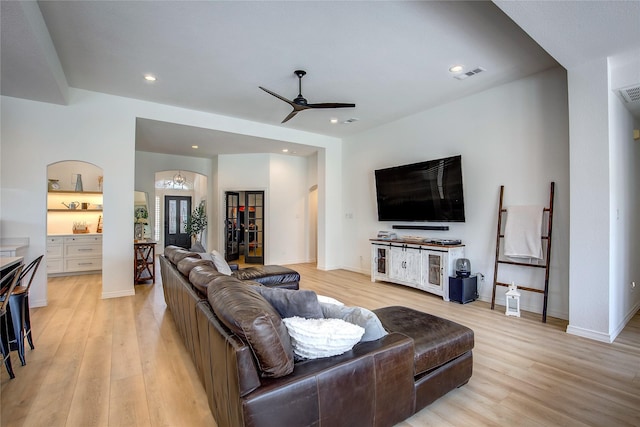 living room featuring recessed lighting, visible vents, light wood-type flooring, baseboards, and ceiling fan