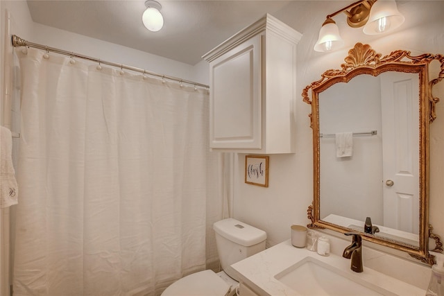 full bathroom featuring toilet, a shower with curtain, and vanity