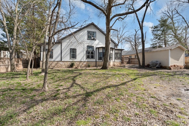 view of front of house featuring a front yard and fence