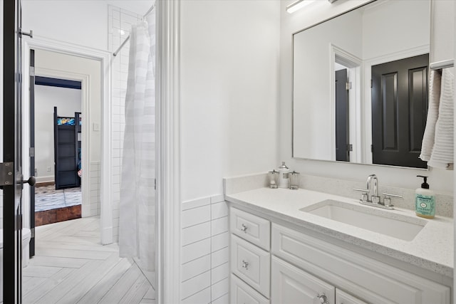 bathroom with a shower with curtain and vanity