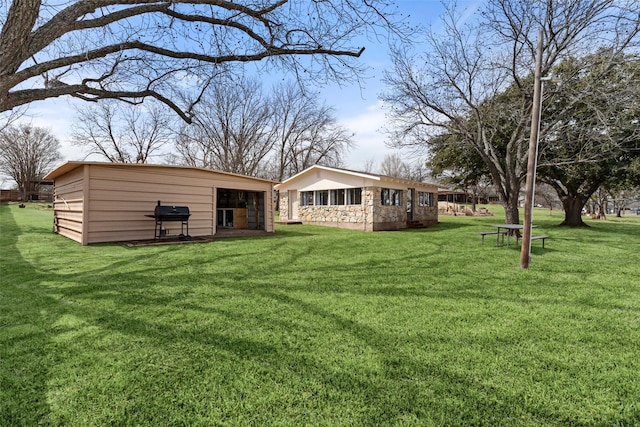 view of yard with an outdoor structure