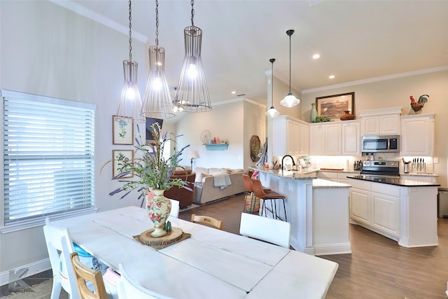 dining room featuring dark wood-style floors, baseboards, ornamental molding, and recessed lighting