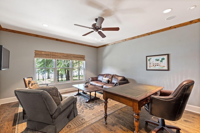 living area with crown molding, recessed lighting, ceiling fan, wood finished floors, and baseboards