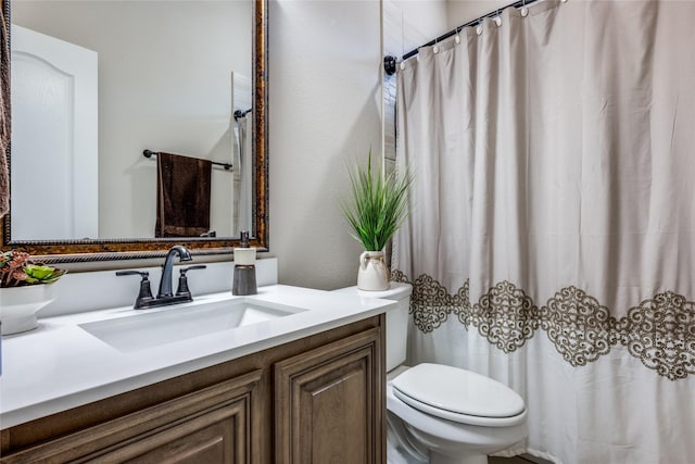 bathroom with a shower with curtain, vanity, and toilet