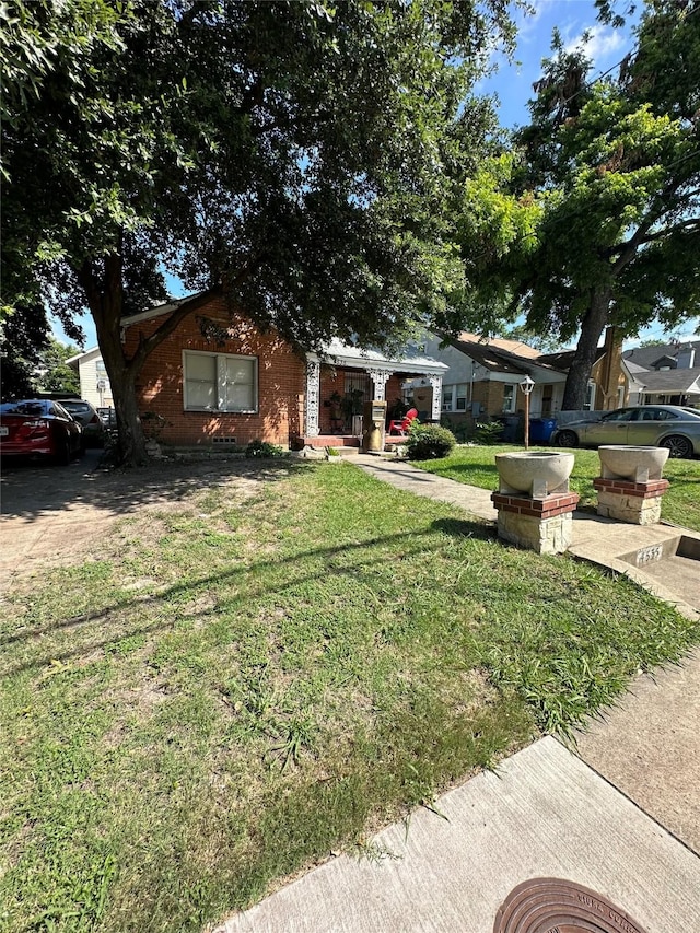 single story home featuring a front yard