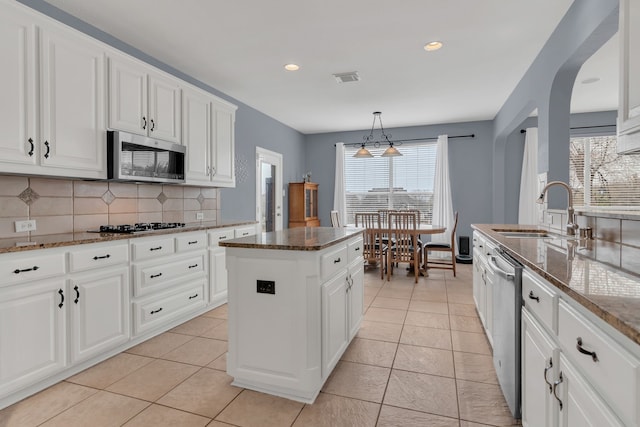 1661 Terrace Dr, Lantana, TX 76226 - kitchen featuring stainless steel appliances, a kitchen island, a sink, dark stone countertops, and recessed lighting
