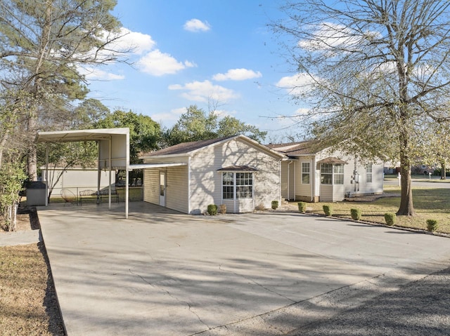 view of front facade featuring driveway and a carport