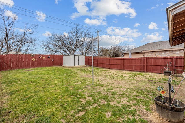 view of yard with a shed, a fenced backyard, and an outdoor structure