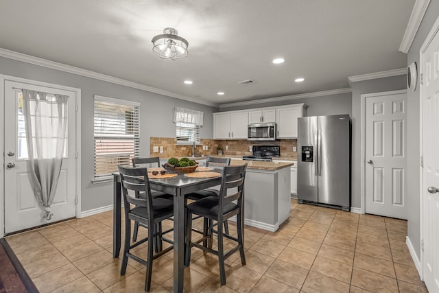 dining room featuring light tile patterned flooring, recessed lighting, visible vents, baseboards, and ornamental molding