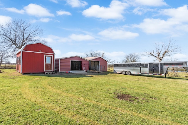 view of yard with an outbuilding