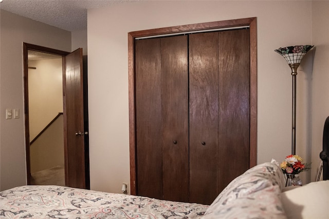 bedroom featuring a textured ceiling and a closet