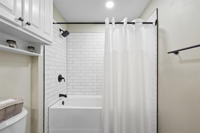 full bathroom featuring toilet and shower / tub combo with curtain